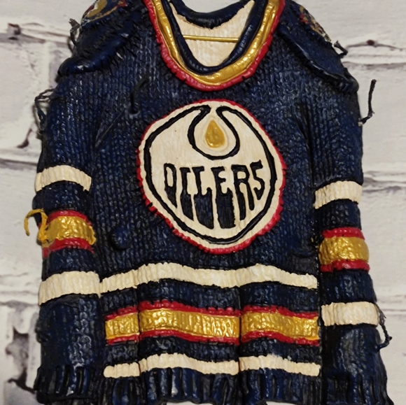 Oilers jersey Art sculpture - Picture 5 of 5